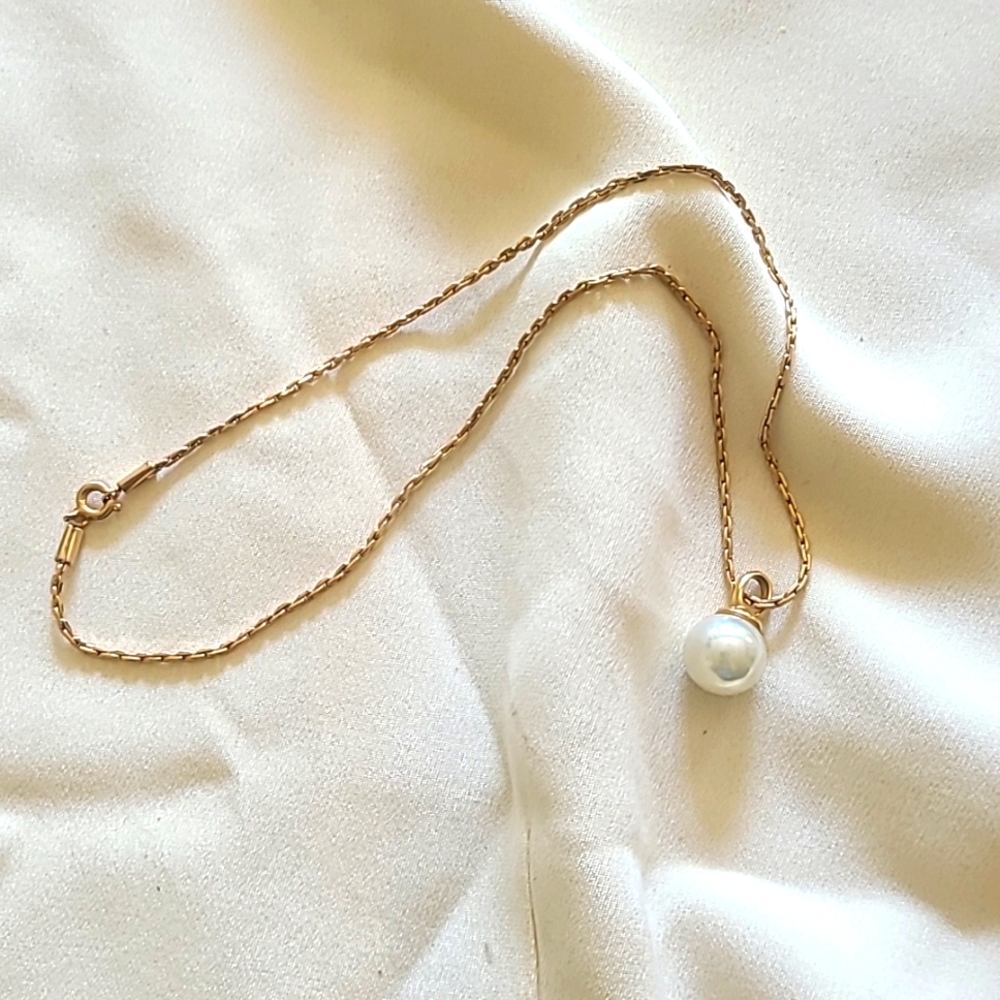 VINTAGE GOLD TONE 16" CHAIN WITH 925 FAUX PEARL PENDANT.